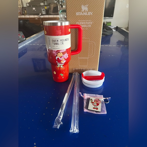 Strawberry shortcake Stanley Red Tumbler with Accessories - Picture 4 of 10